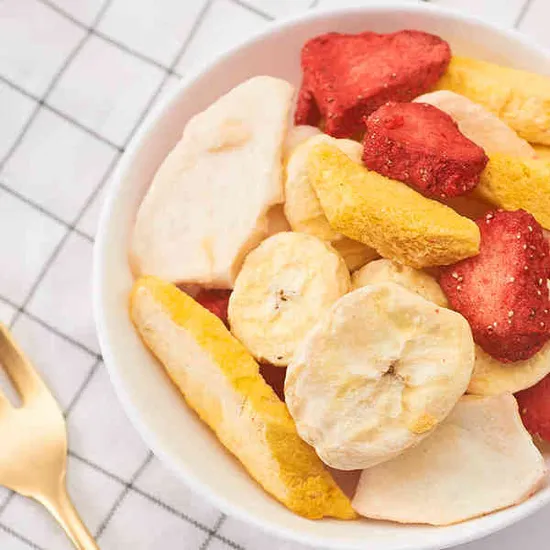 Pedaços de framboesa liofilizados em cubos